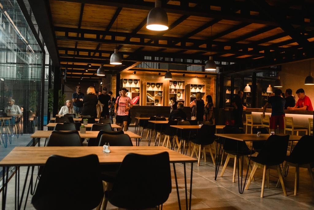 Comedor y Lounge IN-OUT PADEL